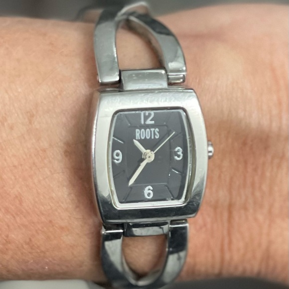 Ladies ROOTS wristwatch - Picture 3 of 3